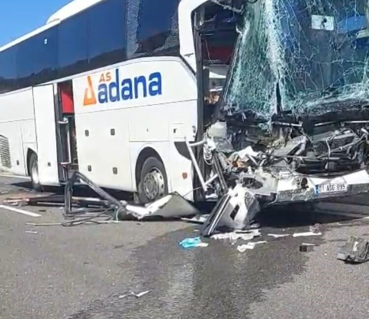 Mersin-Adana Otoyolu'nda, Gülek Tüneli yakınında otobüs ve iki aracın karıştığı