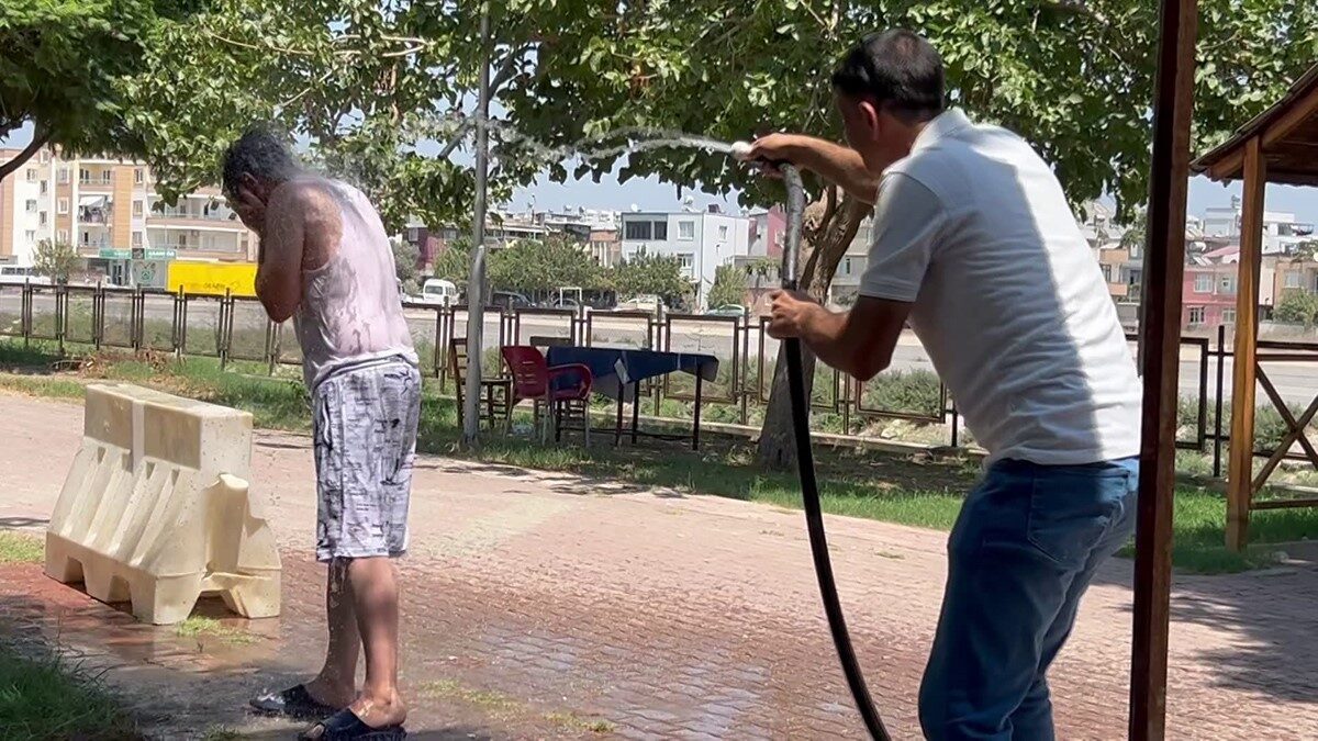 Mersin'in Tarsus ilçesinde sıcak hava vatandaşları bunalmaya itti. Serinlemek için
