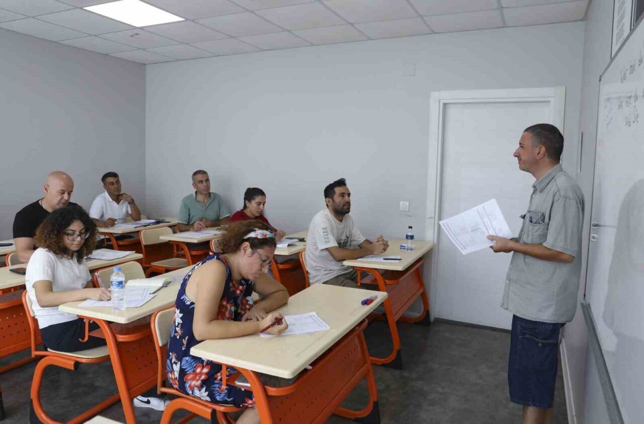 Mersin Büyükşehir Belediyesi, MERCEK merkezlerinde ücretsiz yabancı dil kursları sunarak