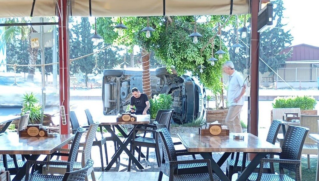 Mersin’in Yenişehir ilçesinde, direksiyon hakimiyetini kaybeden sürücünün aracı ağaçla çarpıp