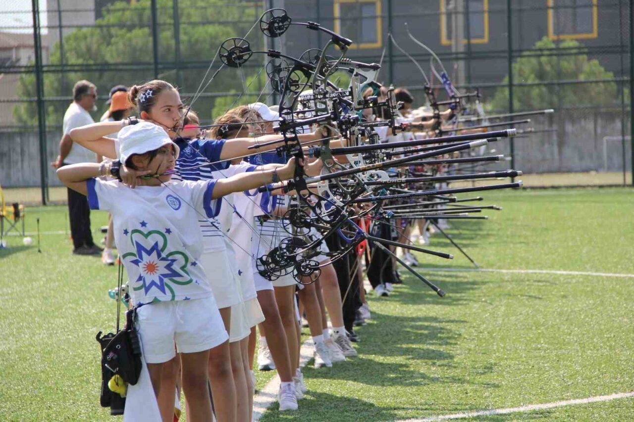 Denizli’deki Okçuluk Şampiyonası’nda 9-18 yaş arası yaklaşık 90 sporcu mücadele