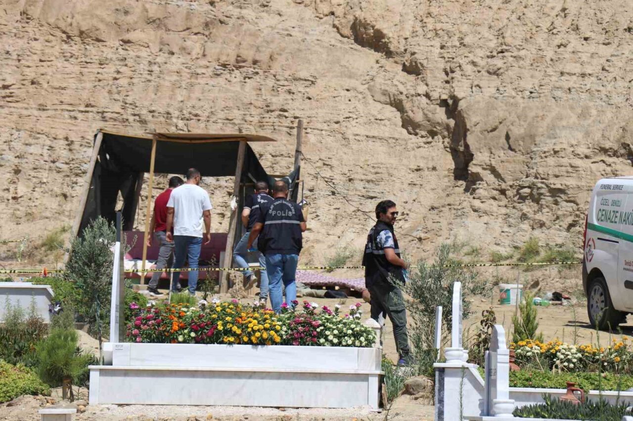 Denizli'nin Merkezefendi ilçesinde yaşayan Halil Doğan (60), Şemikler Mezarlığı'nda kabir
