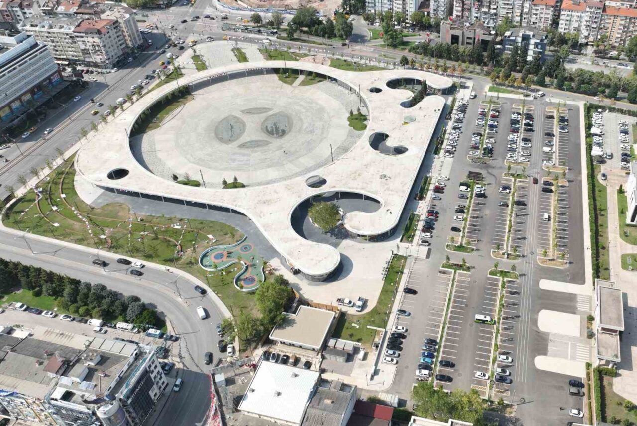 Kocaeli'de bulunan Milli İrade Meydanı, 350 araç kapasiteli otoparkıyla dikkat