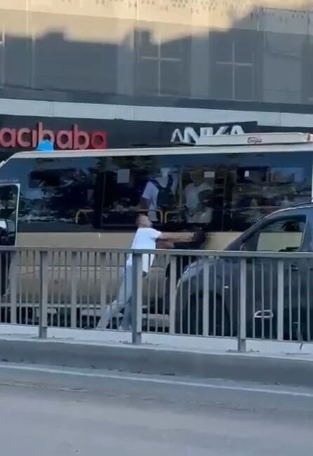 İstanbul Esenyurt'ta bir minibüs şoförü, aniden yola çıkan aracına korna