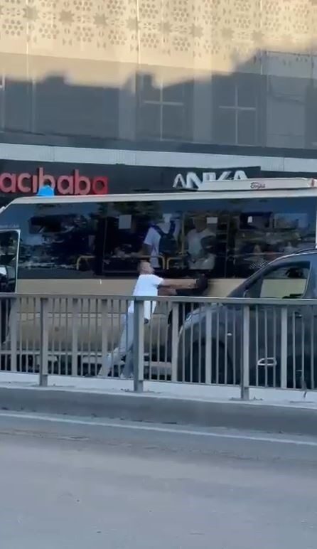 İstanbul Esenyurt'ta bir minibüs şoförü, aniden yola çıkan aracına korna