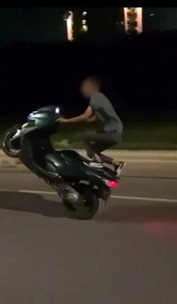 Alanya'da jandarma, ehliyetsiz ve plakasız motosiklet kullanan bir sürücüye 59