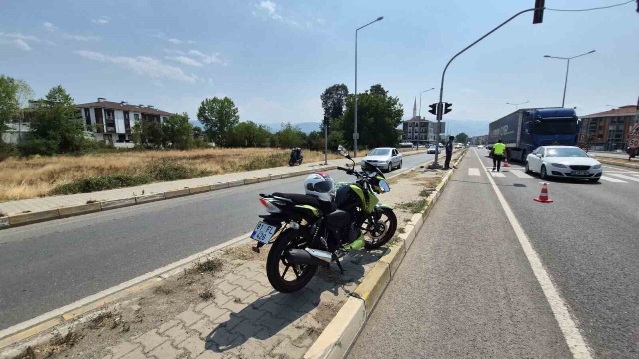 Düzce otoyol bağlantı yolunda, yaya geçidi üzerinde çarpışan motosikletler sonucu