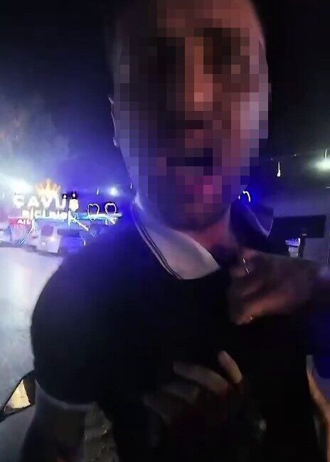 Adana'nın Çukurova ilçesinde, motosikletle seyir halindeki bir sürücü, hafif ticari