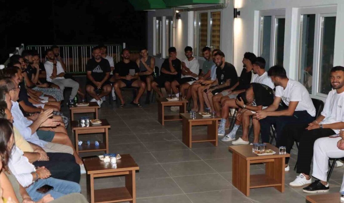 Muğlaspor Başkanı Menaf Kıyanç ve yöneticiler, yeni sezon öncesi futbolcularla