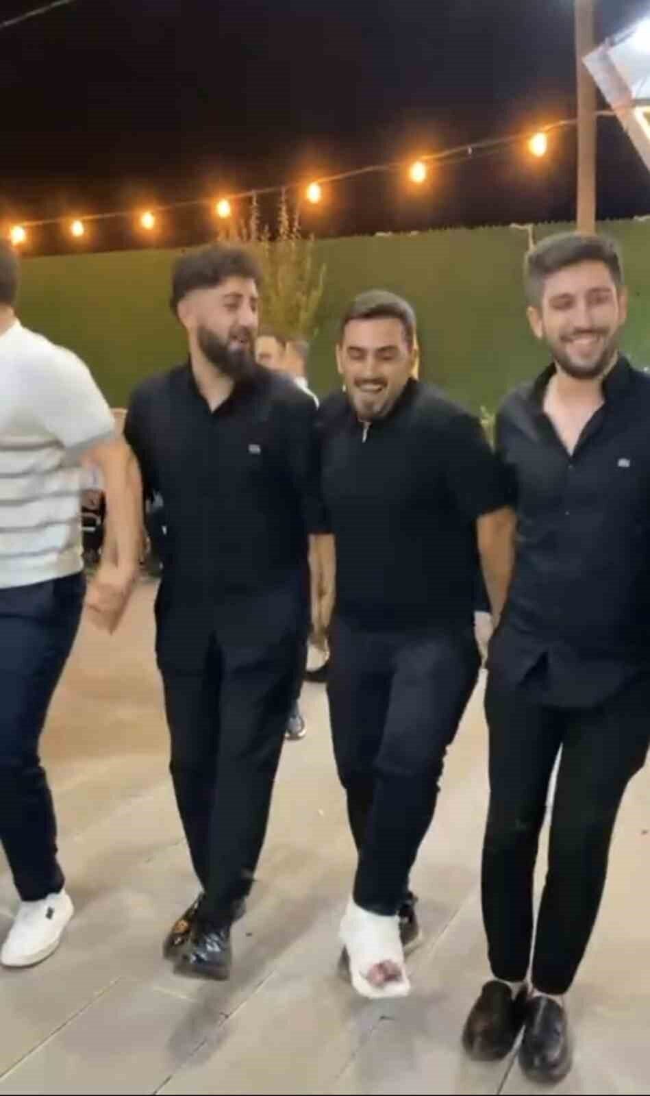 Muş'taki bir düğünde, damadın sağdıcı alçılı ayağına rağmen halay çekerek
