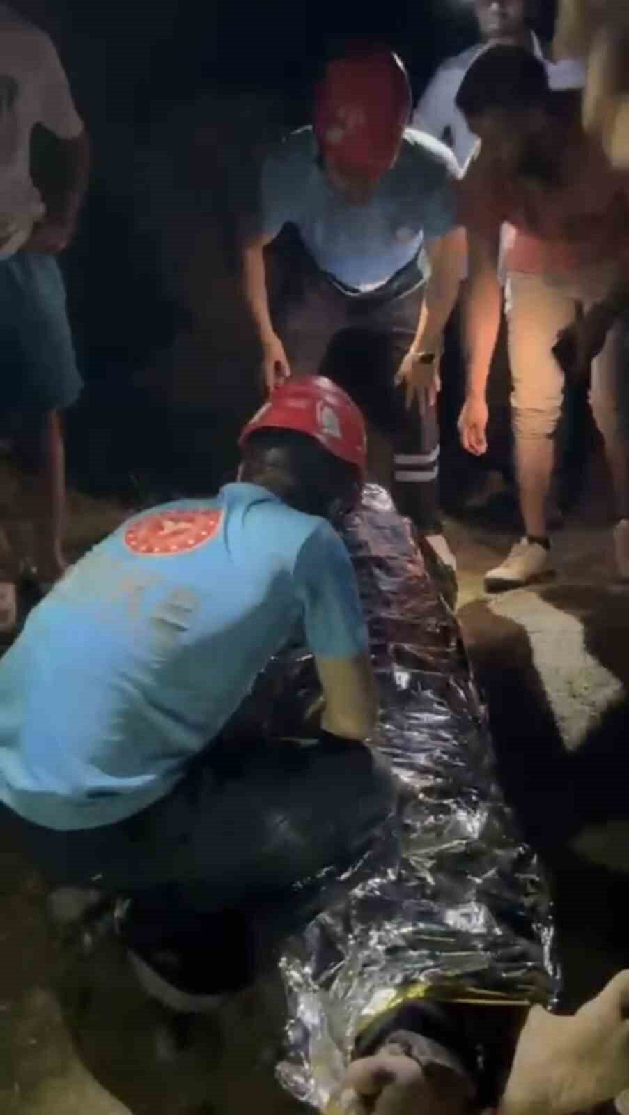 Muş'taki Kızılağaç Kanyonu'nda dengesini kaybederek düşen genç, çevredekilerin 112 Acil