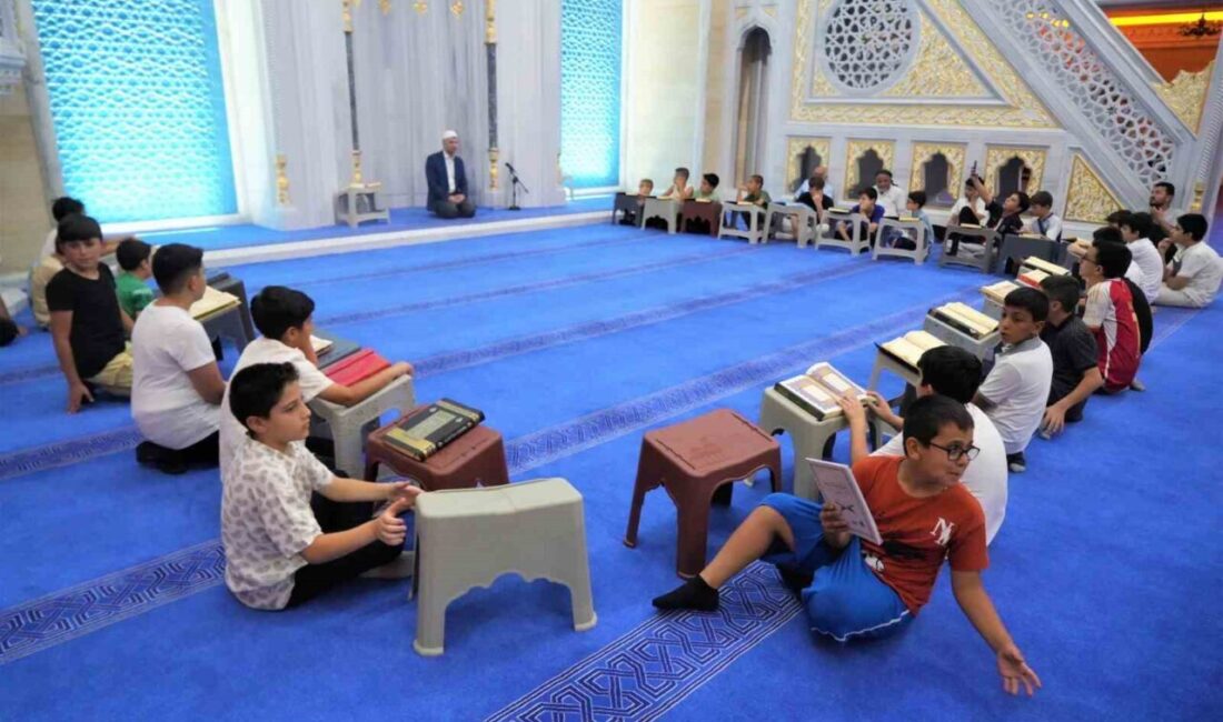 Muş'ta yaz Kur'an kursuna katılan öğrencilere ödüller verildi. Muş İl