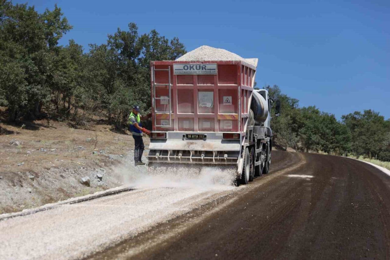 Bursa'da Büyükşehir Belediyesi, ulaşım altyapısını güçlendirme hedefiyle Mustafakemalpaşa ilçesinde 32