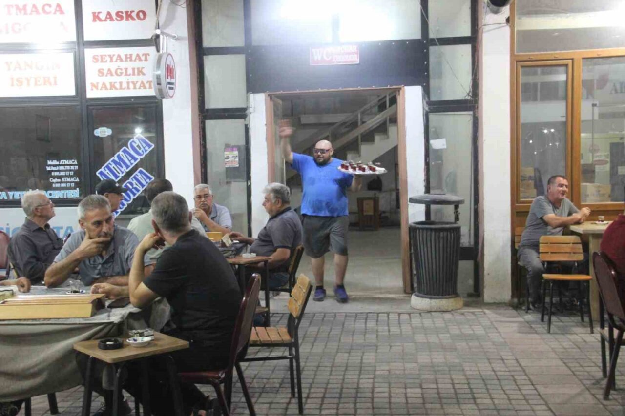 Çanakkale Bayramiç'teki bir kahvehanede garson olarak çalışan Yetkin Sarıkaya, çay