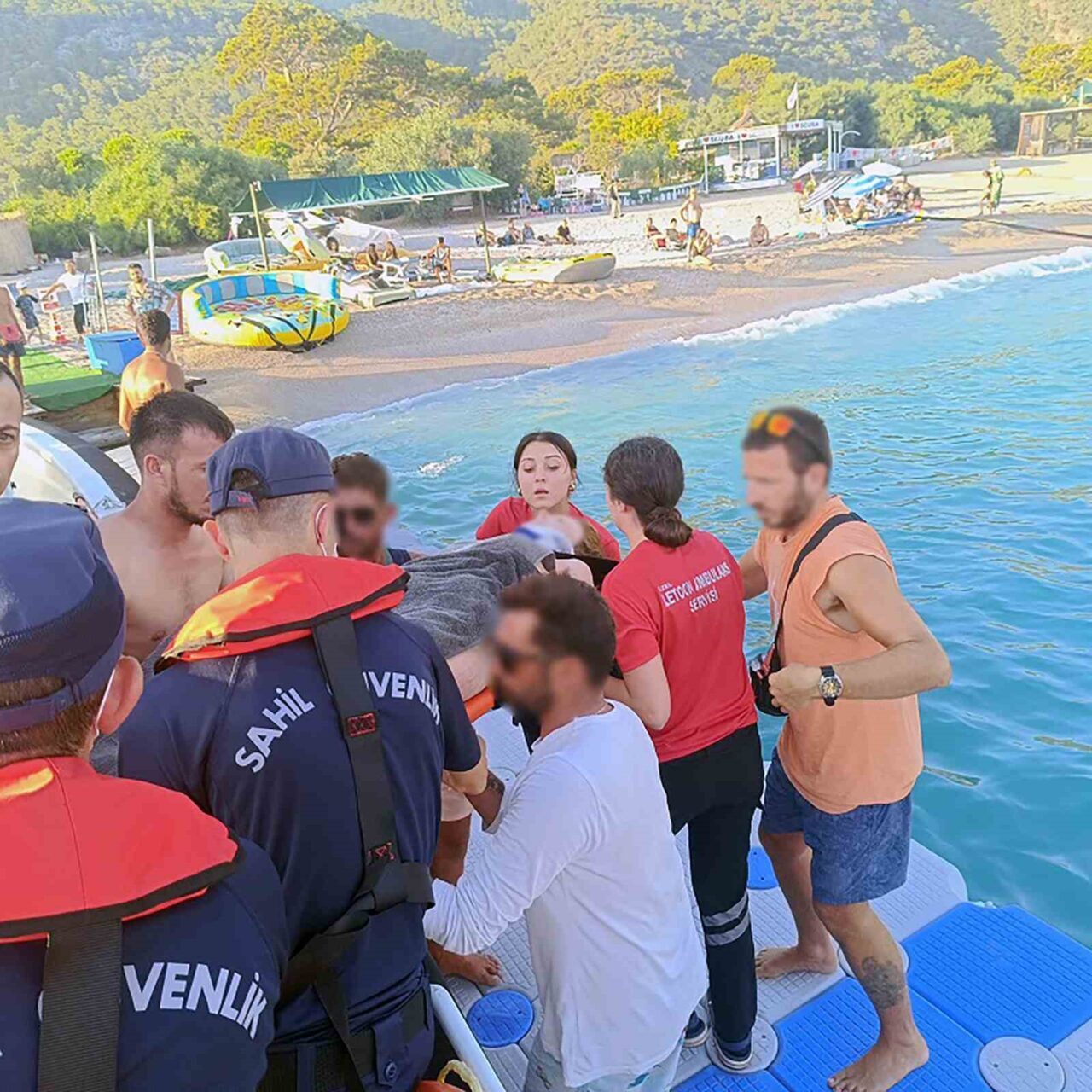 Muğla'nın Fethiye ilçesindeki Ölüdeniz sahilinde yüzme esnasında yaralanan bir vatandaş,
