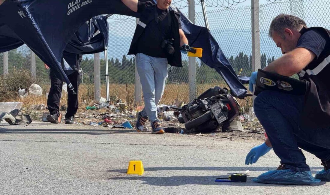 Sakarya'nın Adapazarı ilçesinde hafif ticari araç ile motosiklet çarpıştı. 30