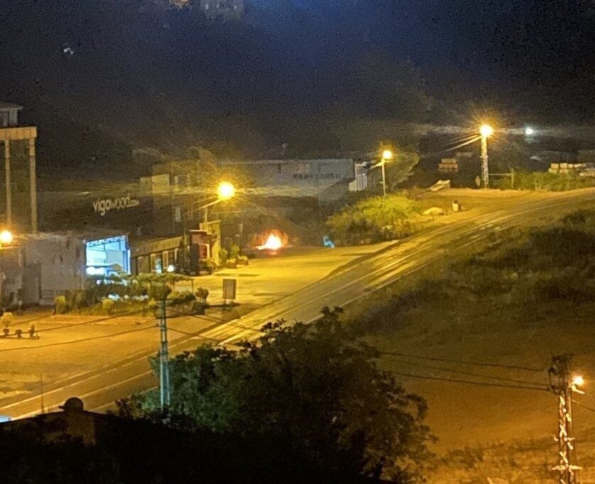 Ordu'nun Ünye ilçesinde, bir çöp konteynerinde çıkan yangın, itfaiye ekiplerinin