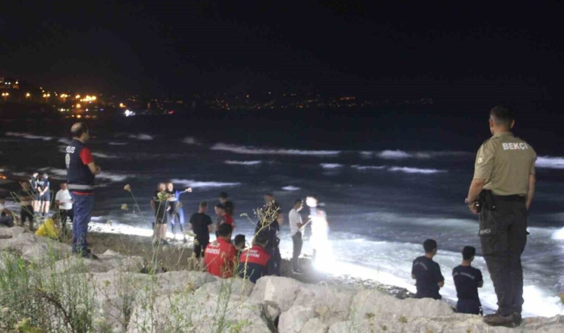 Ordu'nun Gülyalı ilçesinde serinlemek için denize giren mevsimlik tarım işçileri