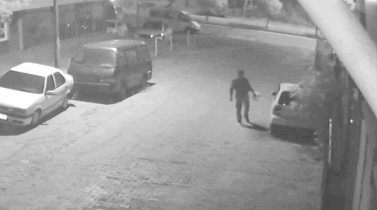 Ordu'nun Ünye ilçesinde, tamir için bırakılan bir otomobil kimliği belirsiz