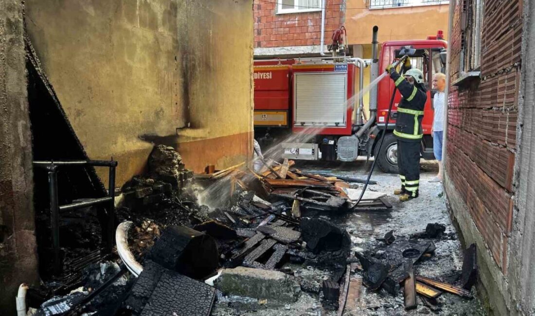 Ordu'nun Ünye ilçesinde bir apartmanın önünde yanan çöpler küçük bir
