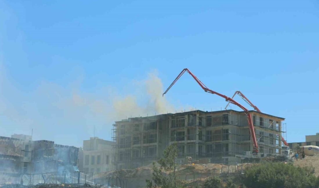 Kahramanmaraş'ta Orman Bölge Müdürlüğü inşaat alanında çıkan yangın, elektrik kaynağından