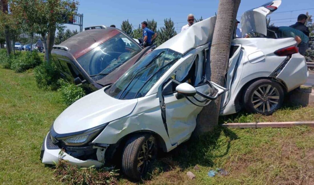 Antalya'nın Muratpaşa ilçesinde bir hafif ticari araç, üç otomobile ve