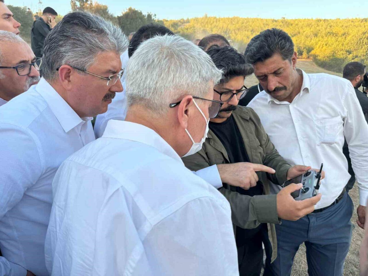 Osmaniye'nin Sumbas ilçesinde Akdam köyünde çıkan anız yangını, rüzgarın etkisiyle