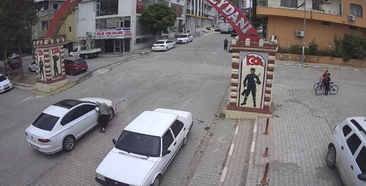 Osmaniye'nin Toprakkale ilçesinde, 54 yaşındaki görme engelli Bekir Önal, karşıya