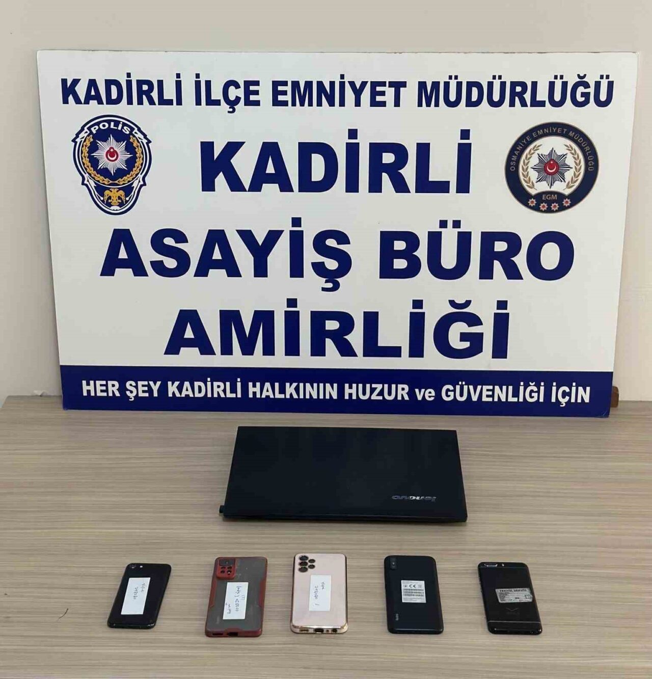 Osmaniye’nin Kadirli ilçesinde düzenlenen operasyonla, yasa dışı sanal bahis düzenlediği