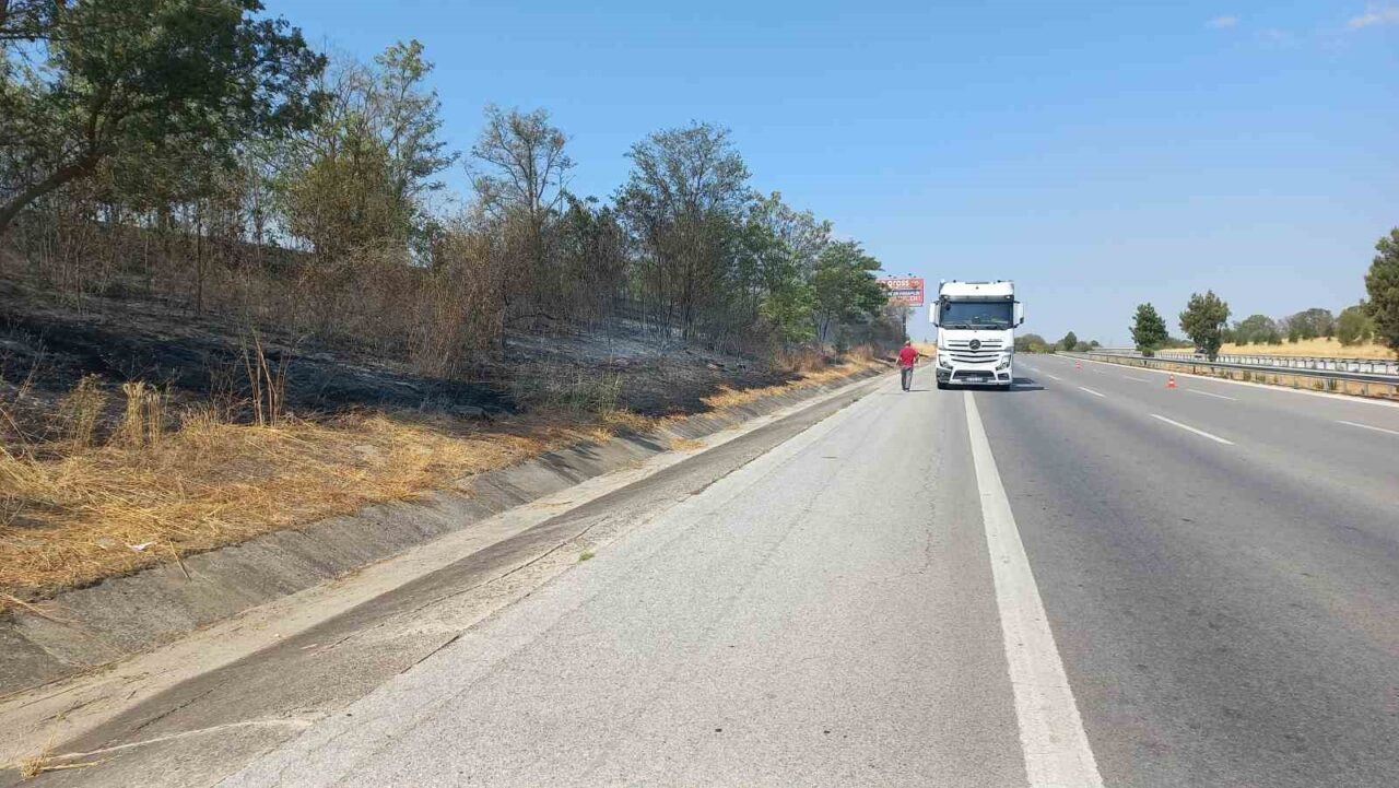 Edirne-Babaeski E-80 otobanında bir tırın lastiğinin fırlaması sonucu kuru otluk