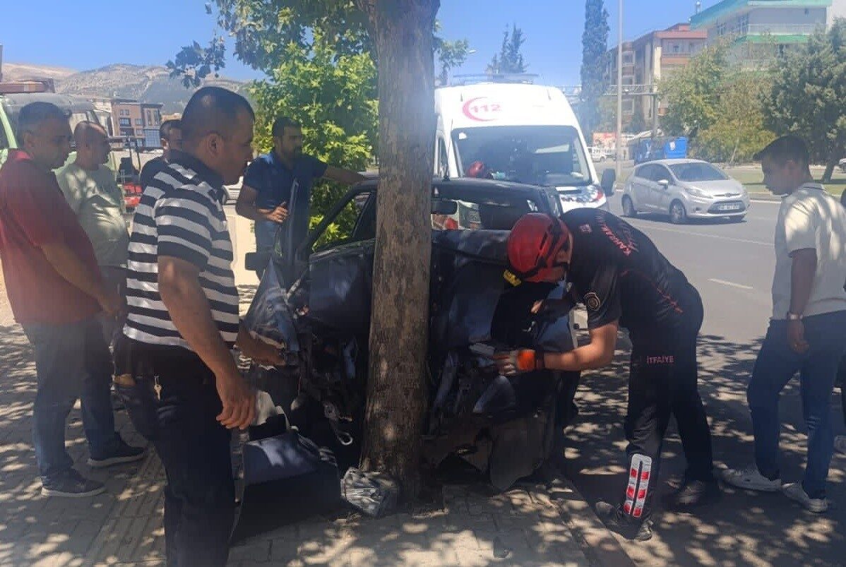 Kahramanmaraş'ta, 46 AKG 172 plakalı araç sürücüsünün kontrolünü kaybetmesi sonucu