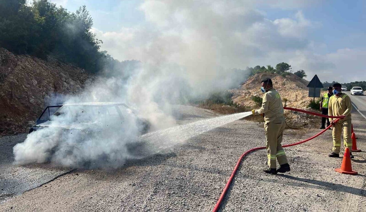 Mersin’in Erdemli ilçesinde, Arslanlı Mahallesi'nde seyir halindeki bir otomobil yangın