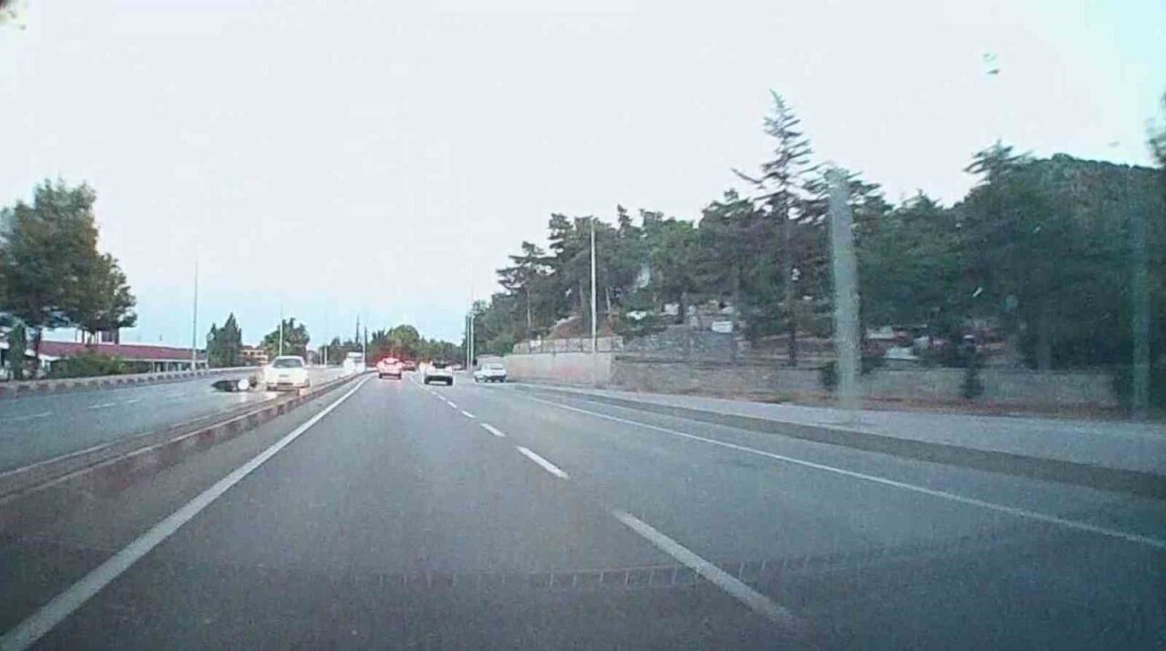Afyonkarahisar'da Kocatepe Asri Mezarlığı yakınında bir otomobil, aniden önüne çıkan