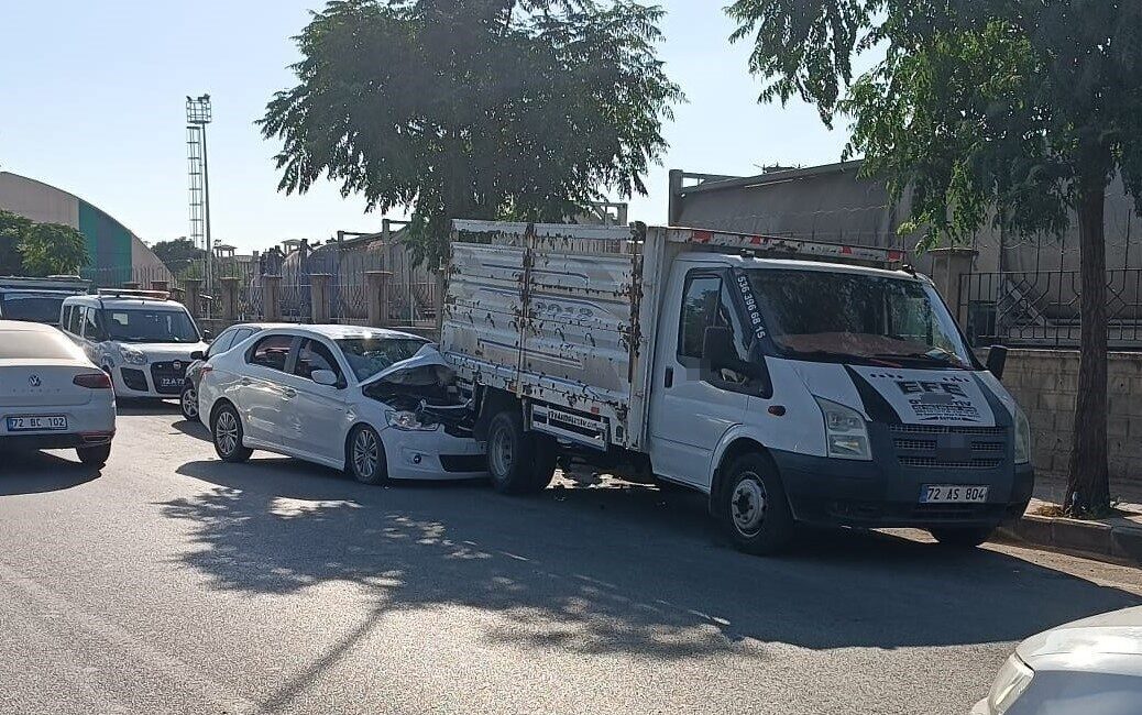Batman'da Akyürek Mahallesi İstasyon Caddesi'nde 01 HB 507 plakalı otomobil,