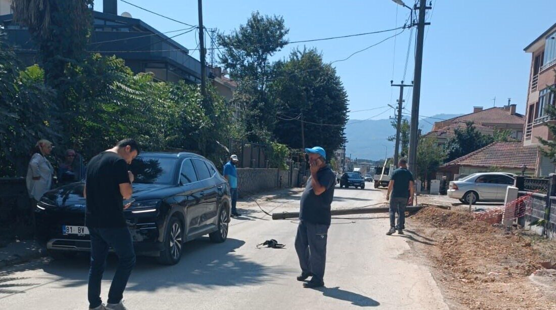 Düzce'nin Kiremitocağı Mahallesi'nde sabah saatlerinde seyir halindeki araca ahşap telefon