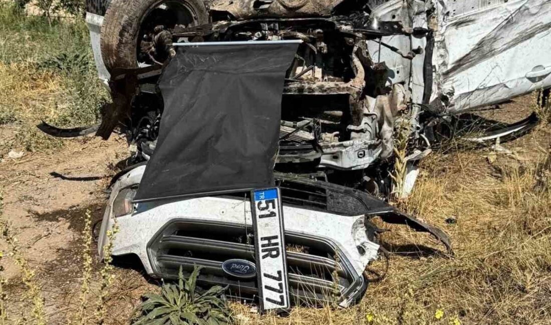 Kayseri'nin Yahyalı ilçesinde iki otomobil çarpıştığında 1 kişi yaşamını yitirirken,