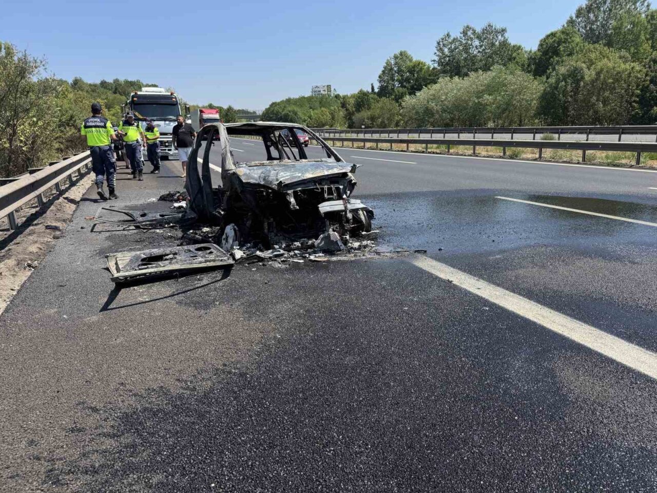 Anadolu Otoyolu'nda, C.B. yönetimindeki yabancı plakalı otomobil yangın çıktı. Olay,