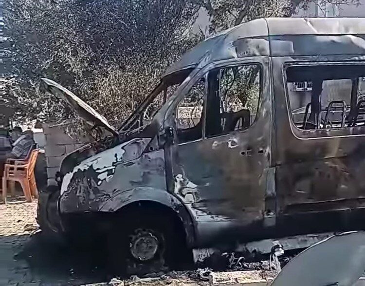 Kahramanmaraş’ın Türkoğlu ilçesinde, Gürsel Güneş'e ait bir midibüs park halindeyken