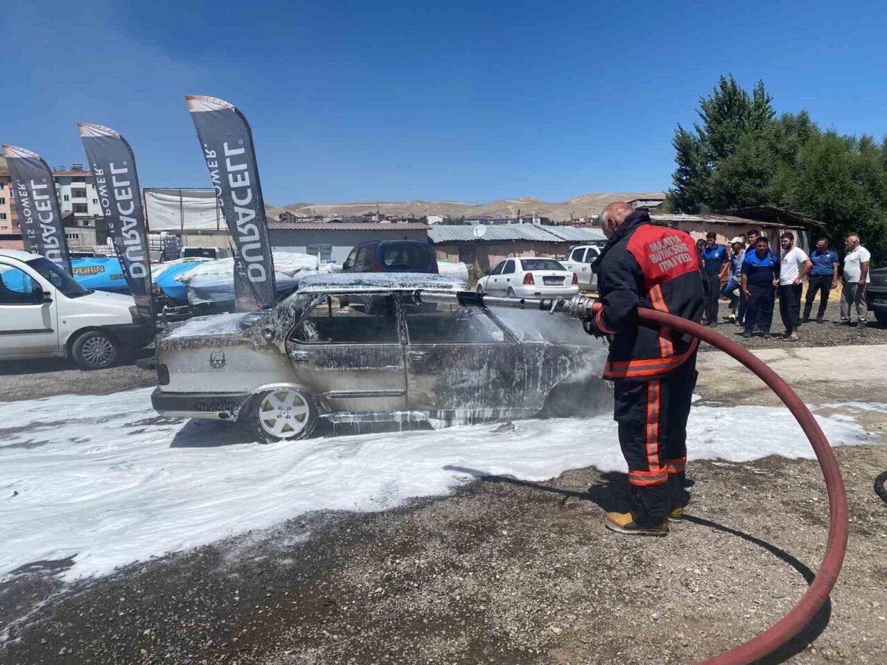 Malatya'nın Darende ilçesindeki İbrahimpaşa Mahallesi'nde park halindeki 44 ACJ 654