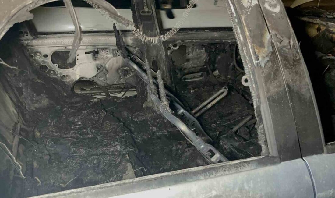 Antalya'nın Alanya ilçesinde, Cikcilli Mahallesi'nde park halindeki bir otomobilin elektrik