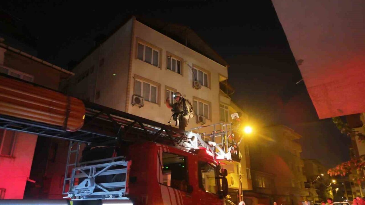 Pendik'te bir binanın çatısında çıkan yangın, gece saatlerinde paniğe yol