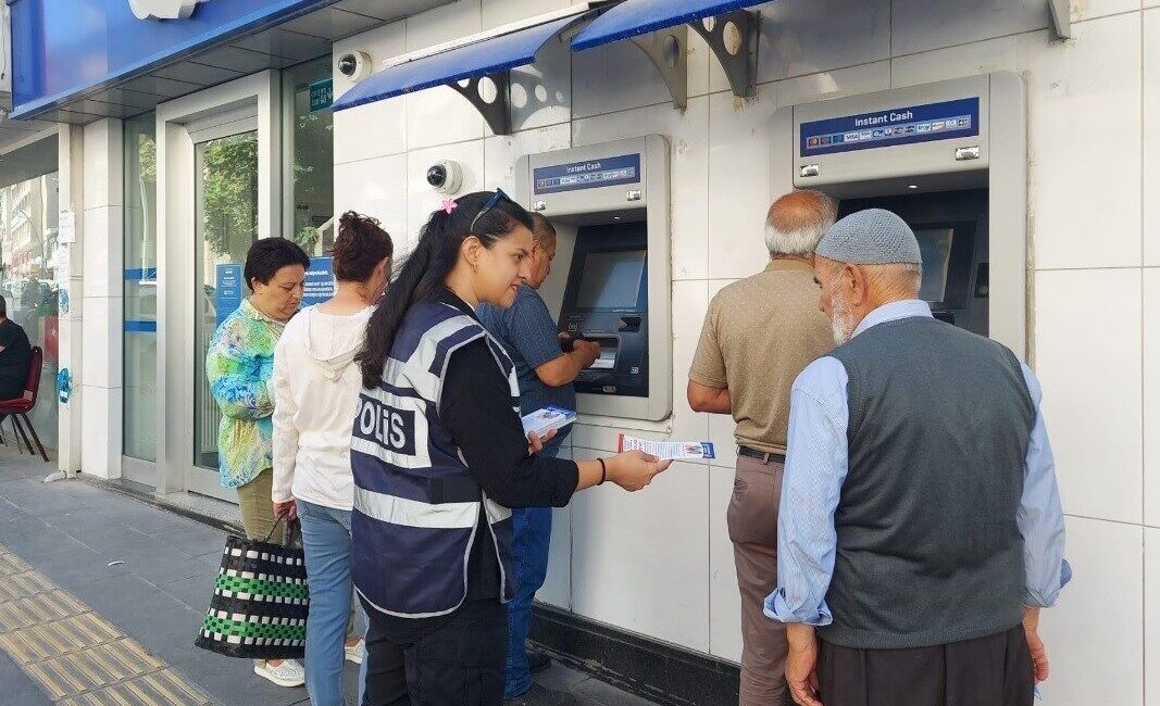 Niğde'nin Bor ilçesinde emniyet ekipleri, hırsızlık ve dolandırıcılıkla ilgili halkı