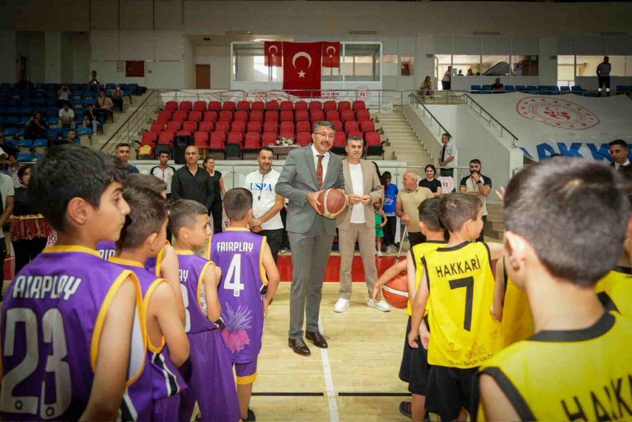 Hakkâri Valisi Ali Çelik, “Basketbol Teşvik Ligi” madalya töreninde başarılı