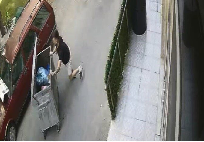 Muğla’nın Yatağan ilçesinde Ferhat Berberoğlu, bir çöp konteynerinin hızla kaydığını