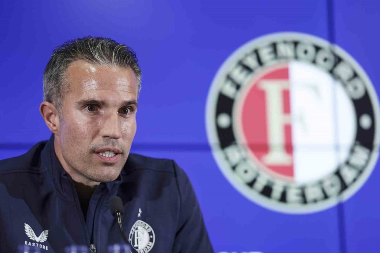 Feyenoord Teknik Direktörü Robin van Persie, Fenerbahçe ile oynayacakları UEFA