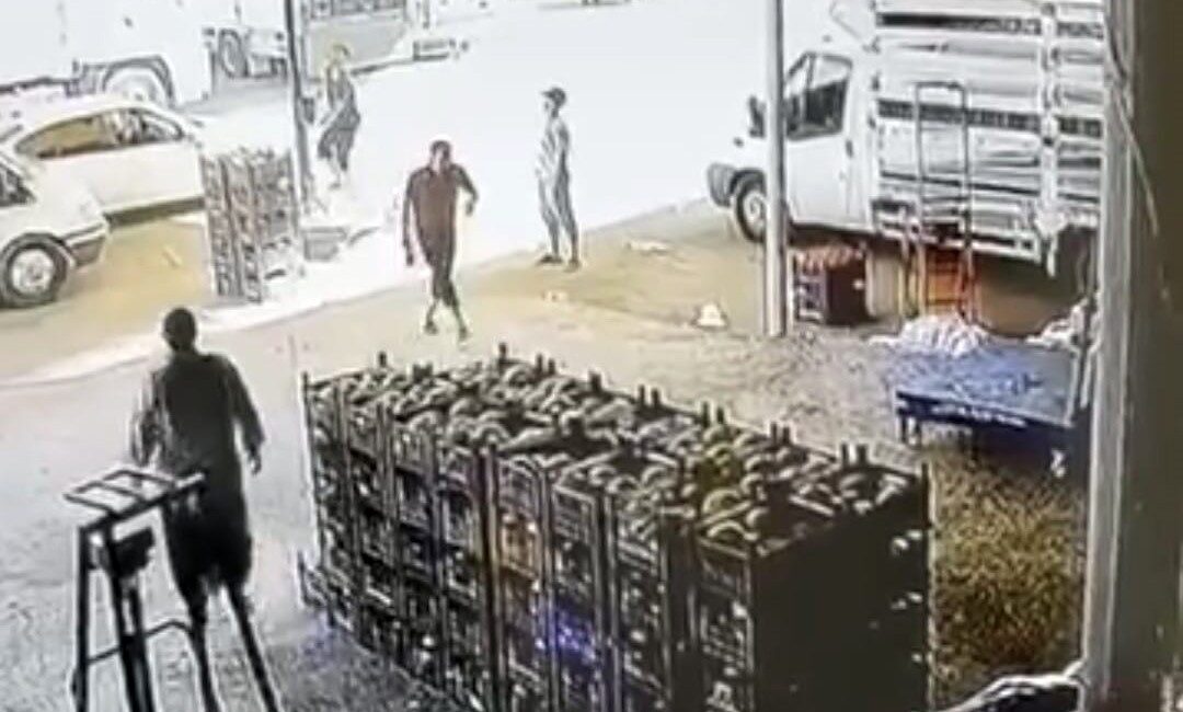 Şanlıurfa'nın Siverek ilçesinde kuvvetli rüzgar, bir iş yerinin önündeki şemsiyeyi