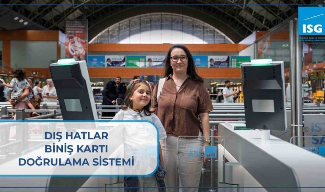 İstanbul Sabiha Gökçen Uluslararası Havalimanı'nda, yolcuların biniş kartlarını hızlıca doğrulamalarını
