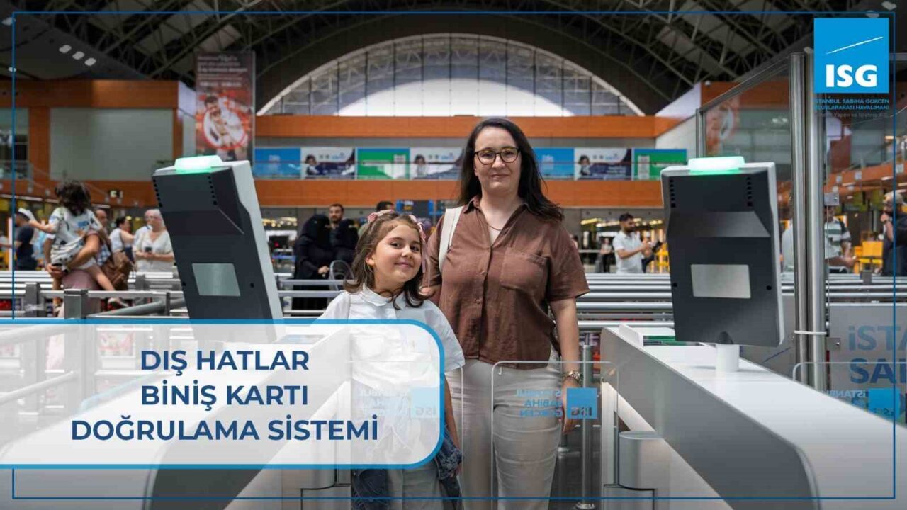 İstanbul Sabiha Gökçen Uluslararası Havalimanı'nda, yolcuların biniş kartlarını hızlıca doğrulamalarını