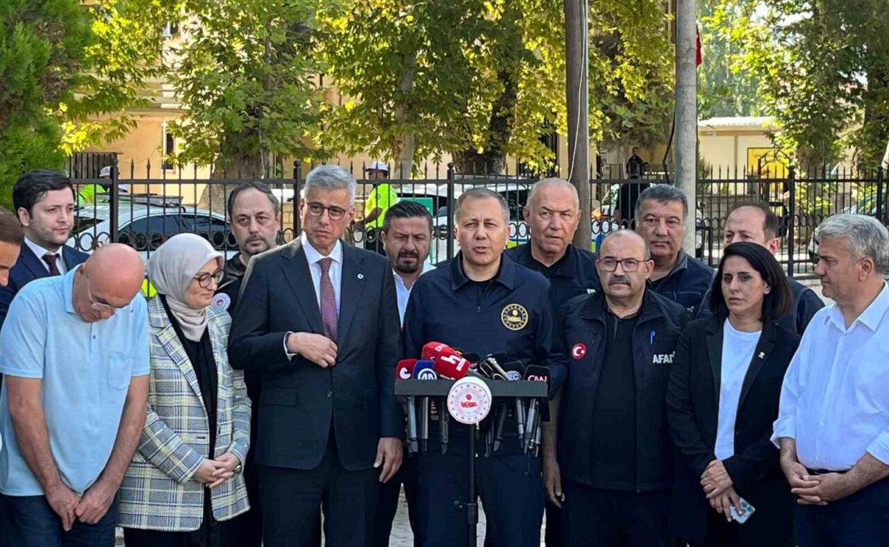 Balıkesir’in Sındırgı ilçesinde meydana gelen 6.1'lik depremde hastaneye başvuran 52