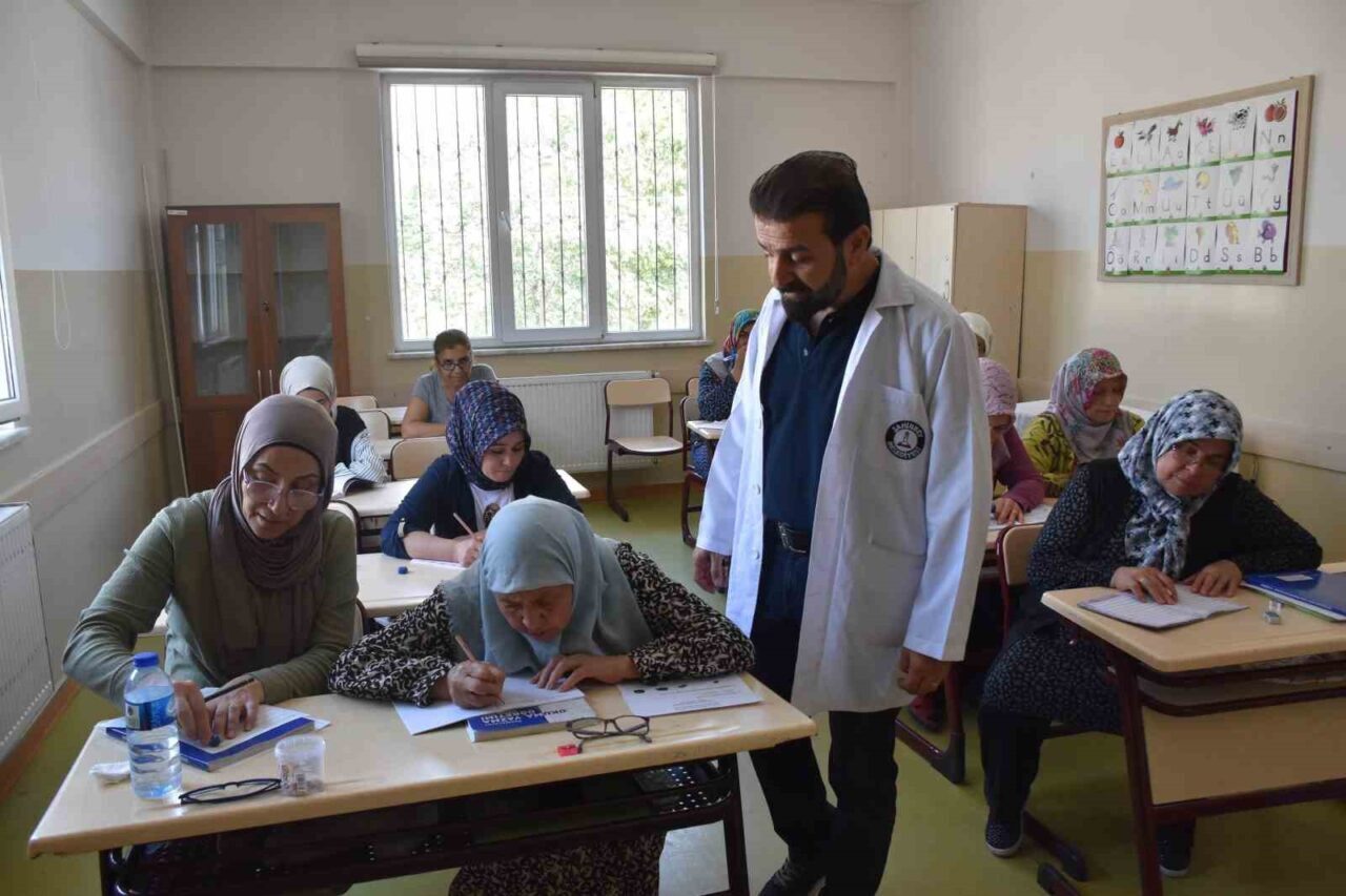 Şahinbey Belediyesi, okuma yazma bilmeyen kadınlar için düzenlediği kurslarla eğitim